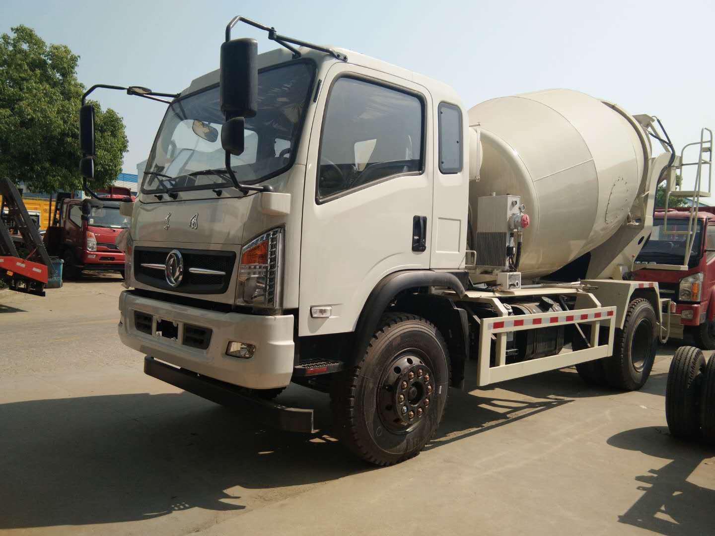 东风新款D912-7方搅拌车